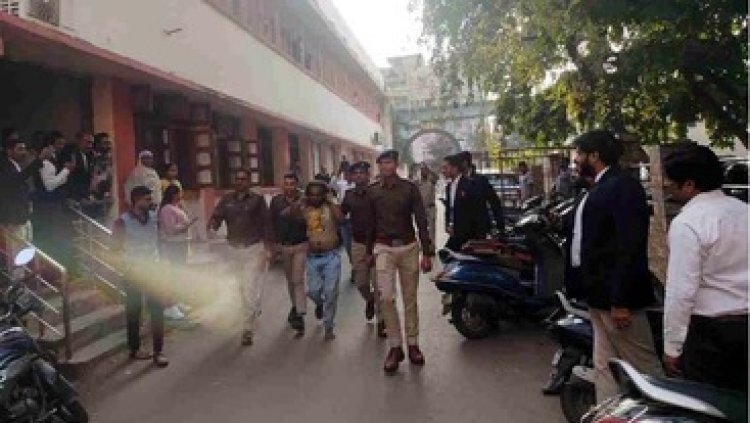 मंदिर में पूजा कर रहे कैंसर पीड़ित सीनियर वकील पर जानलेवा हमला, गिरफ्तार आरोपी को कोर्ट में आक्रोशित वकीलों ने की जमकर पिटाई, अजय गिरफ्तार