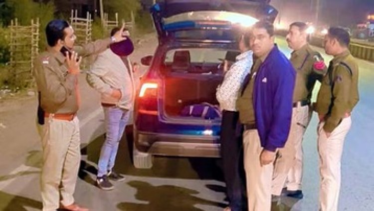 चुनाव से पहले चेकिंग के दौरान कार में मिला एक करोड़ कैश, देखकर अधिकारी भी रह गए दंग, ट्रैक्टर शोरुम का मालिक बताया जा रहा चालक