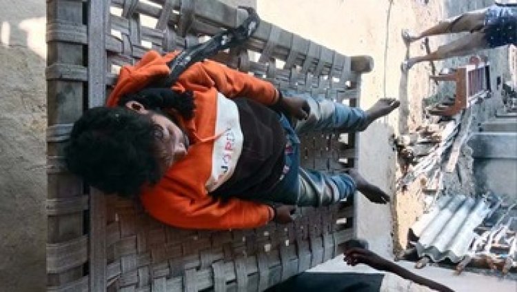 पत्नी और बच्चों को कमरे में बंद कर दिया और घर के आगंन में फांसी लगाकर युवक ने कर ली खुदकुशी, परिवार में पसरा मातम, जांच में जुटी पुलिस