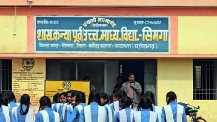 आत्मानंद स्कूल के प्राचार्य के करतूत से स्टूडेंट्स परेशान, हर स्टूडेंट से वसूल रहा फीस, शिकायत के बाद अधिकारी भी मेहरबान, छात्रो और पालकों में आक्रोश