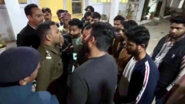 छात्रों और पुलिसकर्मियों के बीच देर रात जमकर विवाद, शिकायत लेकर एसपी कार्यालय पहुंचे छात्र के साथ मारपीट का लगा आरोप