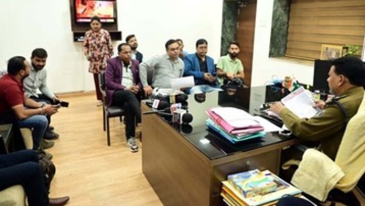 पत्रकार बन राज्य के अधिकारियों और व्यापारियों को झूठी शिकायतों के नाम पर ब्लैकमेल, पत्रकारों ने S.P से मुलाकात कर किया कार्यवाही की मांग