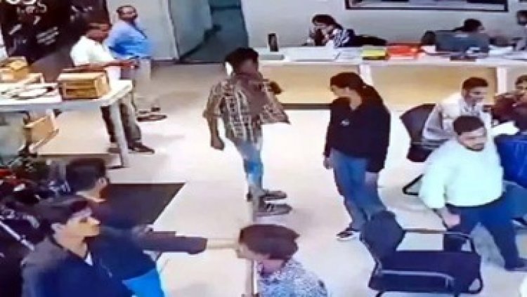 हथियार लेकर बाइक शोरूम में घुसे बदमाश, वारदात CCTV में कैद, पुलिस की घेराबंदी कर दो नाबालिग समेत चार आरोपियों को किया गिरफ्तार