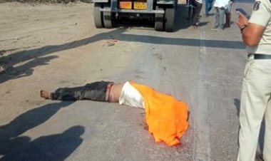 दो बाइक की टक्कर के बाद ट्रक से कुचलकर मौके पर ही एक की कटकर मौत, दूसरा घायल अस्पताल में भर्ती, तेज रफ्तार बना हादसे की वजह