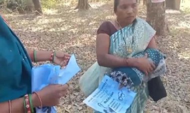 पंचायत चुनाव से पहले गांव में पैसे बांटते हुए पकड़ी गईं महिलाएं, मतदाताओं को पैसे देकर खरीदने की कोशिश!, वीडियो हो रहा जमकर वायरल