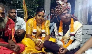 पंखे से लटकती मिली नवविवाहिता की लाश, 2 महीने पहले हुई शादी, पुलिस की हिरासत में कांग्रेस नेता का बेटा, परिजन बोले- दामाद ने मारा