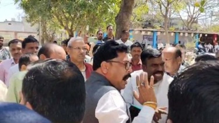 जनपद पंचायत अध्यक्ष-उपाध्यक्ष चुनाव के दौरान मंत्री लक्ष्मी राजवाड़े के पति के साथ हुआ विवाद, मारपीट में फटा कुर्ता और जैकेट