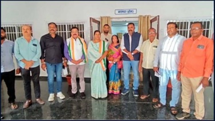 कांग्रेसियों ने जिला प्रशासन पर लगाया सत्ता पक्ष के दबाव में तीसरी बार चुनाव की तारीख में बदलाव करने पर लोकतंत्र की हत्या का लगाया आरोप