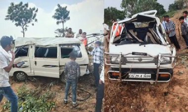 मारुति वैन पेड़ से टकराई, ड्राइवर की मौत, बारात जाते समय दर्दनाक हादसा, वाहन बुरी तरह क्षतिग्रस्त, 5 बाराती घायल