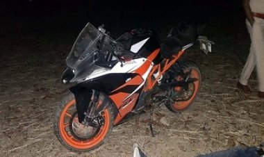 अनियंत्रित होकर पेड़ से टकराई तेज रफ्तार बाइक, शराब के नशे में धूत मोटर साइकिल सवार एक युवक की मौत, दूसरा घायल