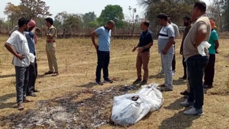 अधजली लाश मिलने से इलाके में फैली सनसनी, युवक की हत्या कर पहचान छिपाने की कोशिश में शव को जलाया, जांच में जुटी पुलिस