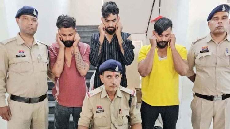 शराब के नशे में गुंडागर्दी, आंखों में मिर्च पाउडर झोंक बाउंसर पर चाकू से हमला करने वाले तीन आरोपी गिरफ्तार, पुलिस ने निकाला जुलूस