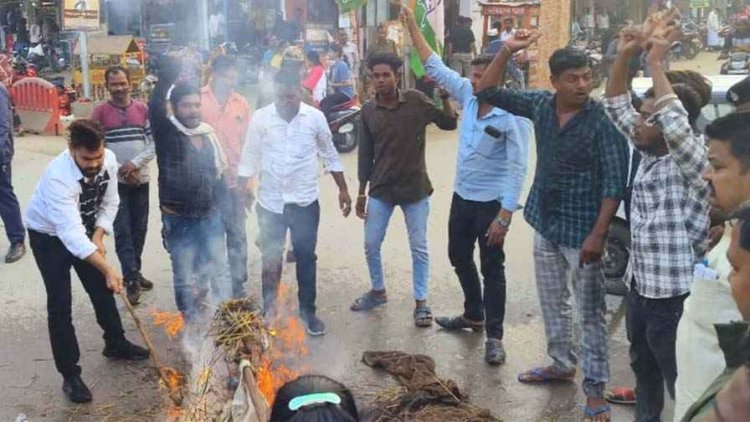 राहुल गांधी के खिलाफ झूठी FIR पर सड़कों पर उतरे युवा, सत्ता के दुरुपयोग के खिलाफ फूटा जन आक्रोश, मुख्यमंत्री का पुतला दहन