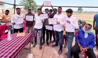 डेयरी का अपशिष्ट कर रहा जल को प्रदूषित, गंभीर बीमारियों के खतरे के साए में जीने को मजबूर ग्रामीणों ने किया धरना प्रदर्शन, दी आंदोलन की चेतावनी