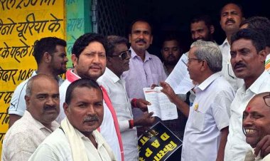तोरला सोसायटी में खाद-बीज आपूर्ति को लेकर परेशान किसानों ने किया विरोध प्रदर्शन, तहसीलदार के नाम सौंपा ज्ञापन, शीघ्र समाधान की मांग