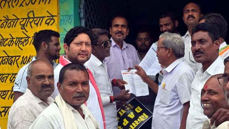 तोरला सोसायटी में खाद-बीज आपूर्ति को लेकर परेशान किसानों ने किया विरोध प्रदर्शन, तहसीलदार के नाम सौंपा ज्ञापन, शीघ्र समाधान की मांग