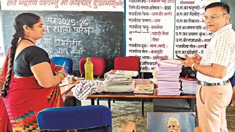 शिक्षा व्यवस्था की खुल रही पोल, स्कूल खुले लेकिन शिक्षक लापता, इधर कलेक्टर के आदेश को धता बताकर टीचर का अटैचमेंट