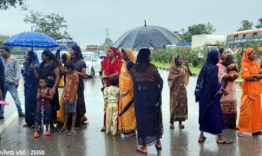 नेशनल हाईवे में गढ्ढे ही गढ्ढे, आधी रात ग्रामीणों ने किया चक्काजाम, कई गांवों में 6 दिनों से नहीं आ रही लाइट, सड़क पर आवारा मवेशी, बढ़ रहे हादसे