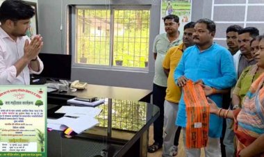 वन विभाग के सरकारी कार्यक्रम में कांग्रेस जनप्रतिनिधियों को नहीं दी गई जगह, तो गुस्साए नेताओं ने DFO को भाजपा गमछा देकर दिया धरना