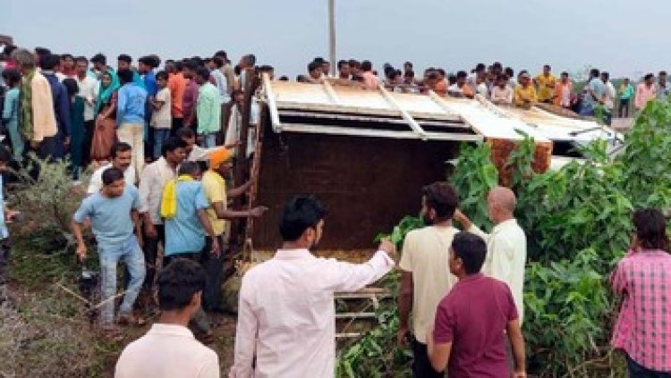 मजदूरों से भरी तेज रफ्तार पिकअप हादसे की शिकार, वाहन पलटने से मची चीख-पुकार, 24 मजदूर घायल, 3 की हालत नाजुक