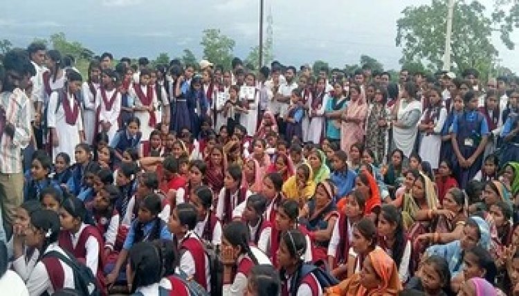 स्कूली बच्चों के साथ चक्का जाम करना पड़ा महंगा, ग्रामीणों के खिलाफ मामला दर्ज, गांव में मचा हड़कंप, जांच में जुटी पुलिस