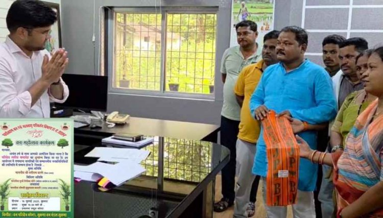 वन विभाग के सरकारी कार्यक्रम में कांग्रेस जनप्रतिनिधियों को नहीं दी गई जगह, तो गुस्साए नेताओं ने DFO को भाजपा गमछा देकर दिया धरना