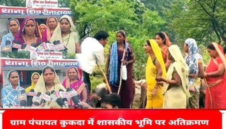 सरकारी जमीन पर अतिक्रमण और जातिसूचक गाली-गलौच देकर और जान से मारने की धमकी की शिकायत लेकर गांव से थाना पहुंची भीड़