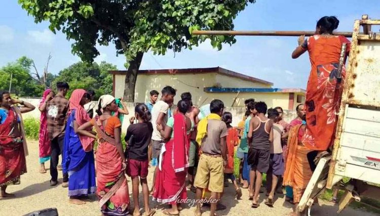 30 स्कूली बच्चों को वाहनों में भरकर ले जा रहे रोपा लगवाने, रास्ते में ऑफिसरों ने दी दबिश, बालश्रम की कीमत- बिस्किट और 300 रुपये