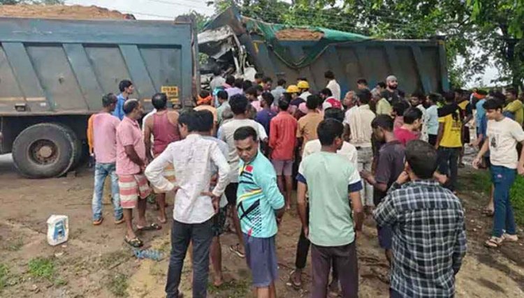 कुरुद में रेत से भरे खड़े वाहन से टकराया दूसरा हाइवा, क्लीनर की मौत, कटर से केबिन काटकर ड्राइवर को निकाला बाहर, हालत नाजुक