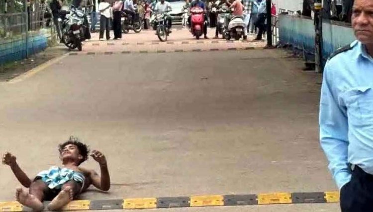 राजधानी में खाना बना रही महिलाओं पर सनकी युवक ने किया हमला, भीड़ ने की जमकर धुनाई, आरोपी अस्पताल में भर्ती