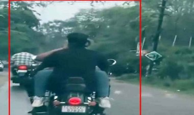 खुल्लम खुल्ला रोमांस, इश्क में पागल आशिकों’ ने उड़ाई ट्रैफिक नियमों की धज्जियां, बाइक की टंकी पर प्रेमी से लिपटी लड़की का वीडियो वायरल