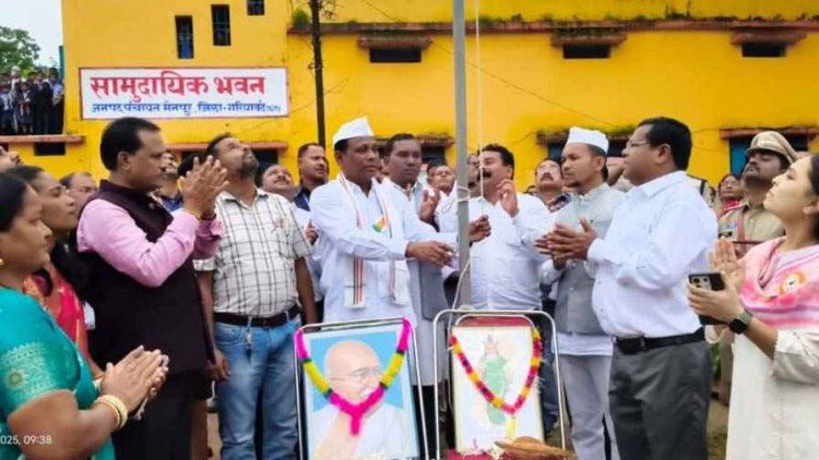 झमाझम बारिश के बीच धूमधाम से मनाया गया स्वतंत्रता दिवस, तिरंगे के नीचे गूंजे देशभक्ति के जयघोष, होनहार बच्चों का किया सम्मान