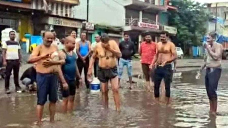 छत्तीसगढ़ में सड़क की बदहाली पर व्यापारियों ने किया अनोखा विरोध प्रदर्शन, रोड पर गड्ढों के पानी में नहाकर जताया आक्रोश