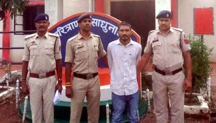 अभनपुर में मारपीट कर इंस्टाग्राम पर वीडियो अपलोड, पुलिस ने नुकीले हथियार से वार करने वाले आरोपी ओम प्रकाश को किया गिरफ्तार