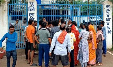 मारपीट में बीच बचाव करने आए युवक की चाकू घोपकर हत्या, भड़के ग्रामीण, आरोपियों के वाहन को आग के हवाले कर किया थाने का घेराव