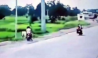 अनियंत्रित होकर खंभे से टकराई तेज रफ्तार बाईक, 1 घायल की मौत 2 की हालत नाजुक, परिजनों में पसरा मातम, CCTV फुटेज आया सामने