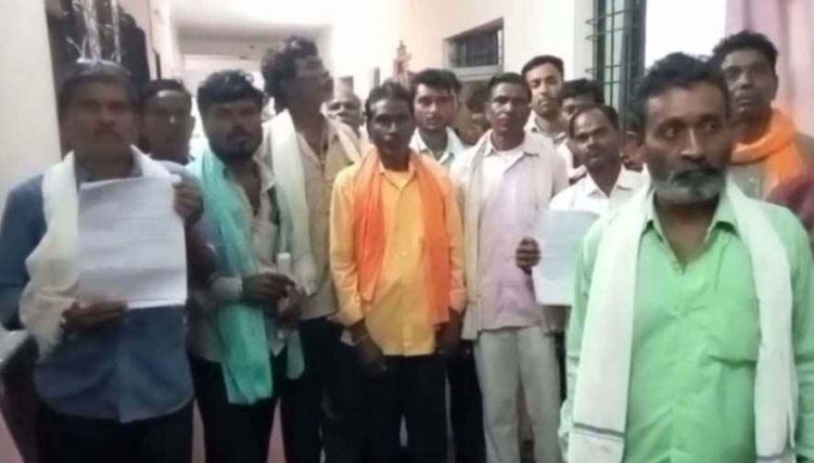 प्रधानमंत्री आवास योजना में बड़ा घोटाला!, रोजगार सहायिका पर लाखों रुपए गबन का आरोप, ग्रामीणों ने कलेक्टर से लगाई इंसाफ की गुहार