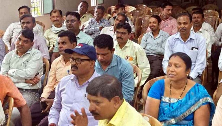 पंचायत सचिवों ने ठुकराया आयुष्मान कार्ड बनाने का काम, कलेक्टर को सौंपा आवेदन, बोले- पहले से ही विभागीय काम ज्यादा