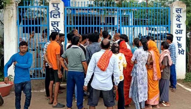 मारपीट में बीच बचाव करने आए युवक की चाकू घोपकर हत्या, भड़के ग्रामीण, आरोपियों के वाहन को आग के हवाले कर किया थाने का घेराव