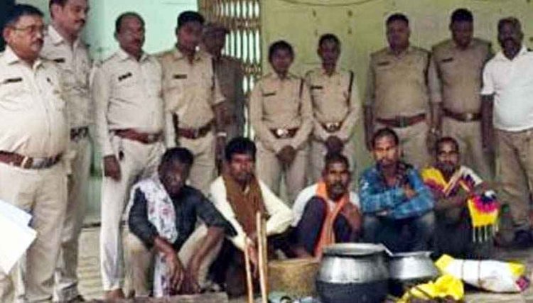 हिरण का शिकार कर पकाने की तैयारी, मौके पर पहुंच गई पुलिस, वन विभाग ने 5 आरोपियों को दबोचा, ताजा मांस और शिकारी सामान बरामद