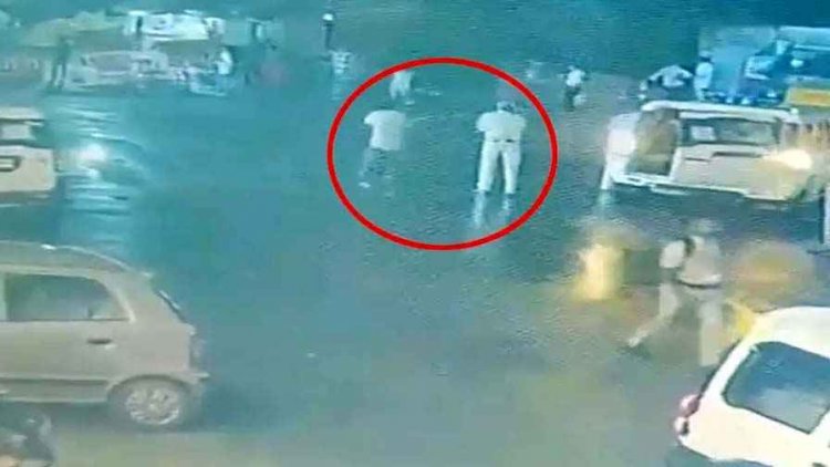 नवरात्र के दौरान मेला क्षेत्र में पुलिसकर्मी पर युवक ने डंडे से किया हमला, CCTV फुटेज सोशल मीडिया पर वायरल, सुरक्षा व्यवस्था पर उठे सवाल