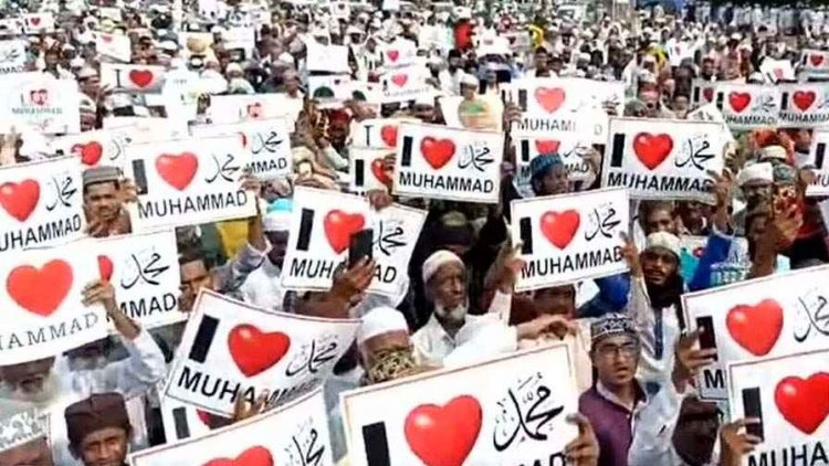 छग में 'I Love Mohammed' पोस्टर विवाद पर फूटा गुस्सा, सड़कों पर उतरे इमाम और समुदाय के लोग; नमाज के बाद मुस्लिम समाज ने सौंपा ज्ञापन