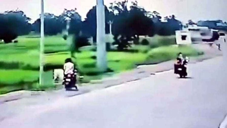 अनियंत्रित होकर खंभे से टकराई तेज रफ्तार बाईक, 1 घायल की मौत 2 की हालत नाजुक, परिजनों में पसरा मातम, CCTV फुटेज आया सामने