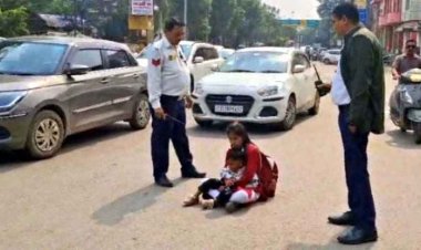 ससुराल की प्रताड़ना से तंग आकर सड़क पर बैठी पत्नी, रो-रोकर मांगा इंसाफ, अवैध संबंध और जान से मारने की धमकी का लगाया आरोप