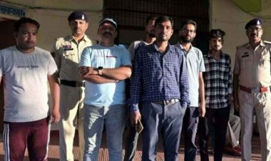 सड़क में कार खड़ी कर बोनट में केक काट मनाया जन्मदिन, पुलिस ने बर्थडे ब्वॉय सहित 7 लोगों को किया गिरफ्तार, मारुति स्विफ्ट जप्त