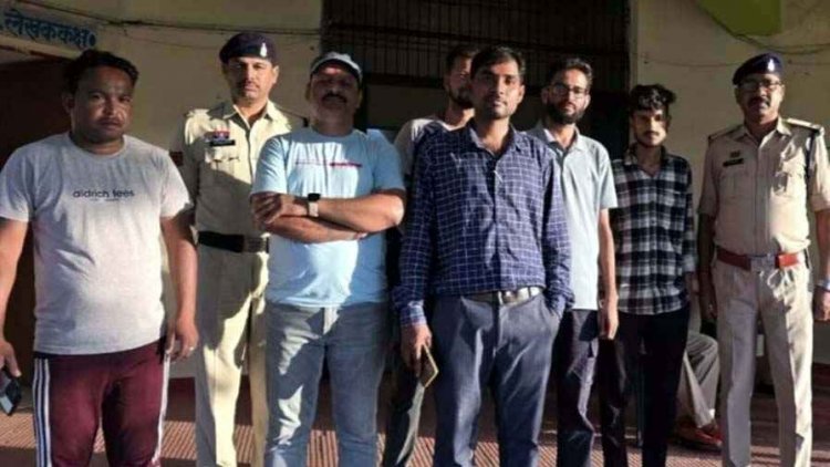 सड़क में कार खड़ी कर बोनट में केक काट मनाया जन्मदिन, पुलिस ने बर्थडे ब्वॉय सहित 7 लोगों को किया गिरफ्तार, मारुति स्विफ्ट जप्त