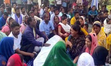 ट्रक ने युवक-युवती को कुचला, लड़के ने तोड़ा दम, लड़की घायल, 3 गंभीर, आक्रोशित परिजनों ने सड़क पर शव रखकर किया चक्का जाम