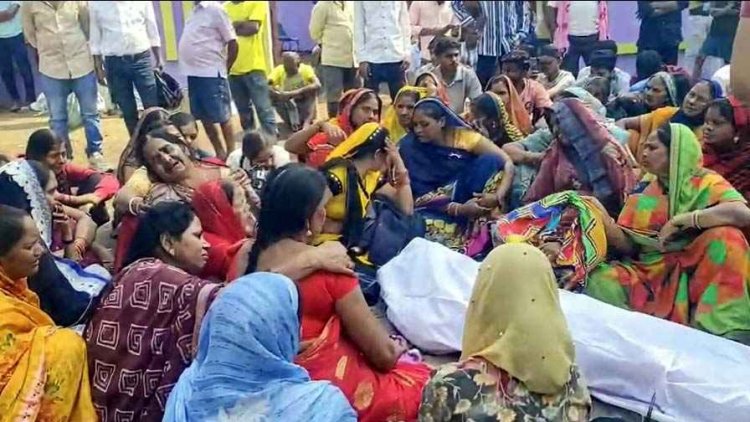 ट्यूशन जा रहे छात्रों को कैप्सूल वाहन ने मारी टक्कर, एक की मौत, दूसरा गंभीर, ग्रामीणों ने सड़क पर शव रखकर किया चक्काजाम, चालक फरार