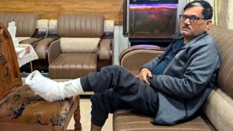 हेड कांस्टेबल ने साथियों के साथ मिलकर वकील और उसके बेटे को पीटा, कार मोड़ने के दौरान विवाद, पत्नी से भी अभद्रता, प्रधान आरक्षक सस्पेंड