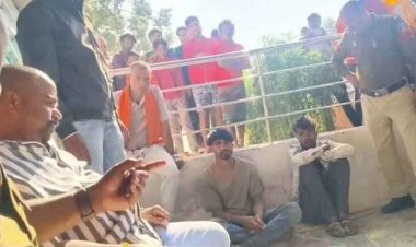 संवेदनशील मामले में पुलिस का अमानवीय कृत्य!, छात्राओं से छेड़खानी, पुलिस हिरासत में दो आरोपी, पिटाई का वीडियो वायरल होने से उठे सवाल